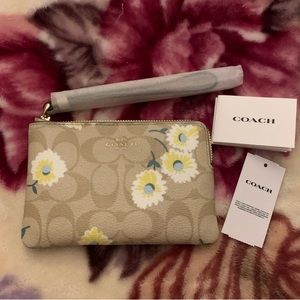 Coach corner zip wristlet daisy canvas wallet Valentine’s Day gift